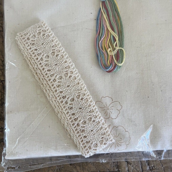 Vintage Cathy Needlecraft Floral Embroidery Guest Towel Kit Lace Trim 1984 NOS - Picture 7 of 8